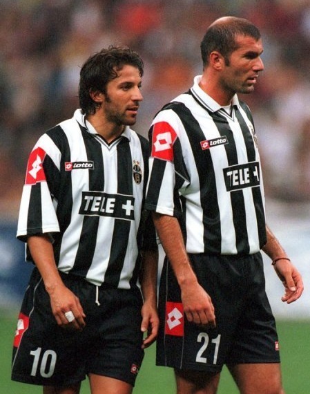 Juventus-00-01-lotto-red-tag-first-kit-stripe-black-black-Del-Piero-Zidane.jpg