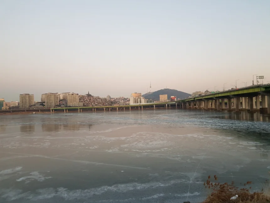 1517022869778.jpg : 이런 날씨에 자전거 타는 정신나간 놈이...