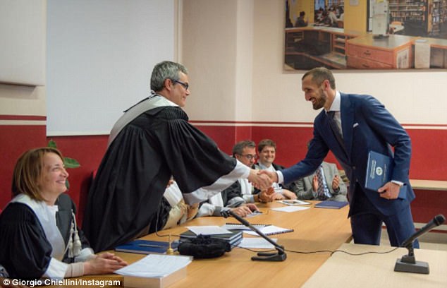 3F09368900000578-4390002-Giorgio_Chiellini_graduated_from_the_University_of_Turin_on_Thur-a-1_1491579552972.jpg