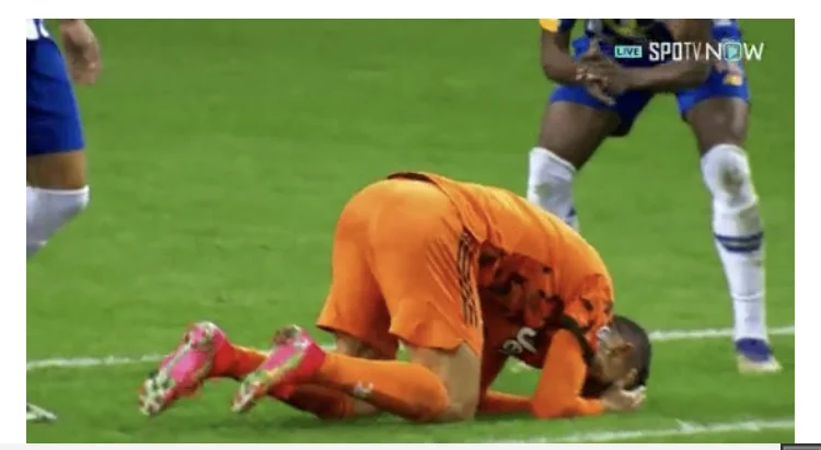 A6DBB3DC-B8C2-4BBD-9058-3D025C425A92.jpeg : 어제자 호날두를 박수로 조롱한 포르투 선수