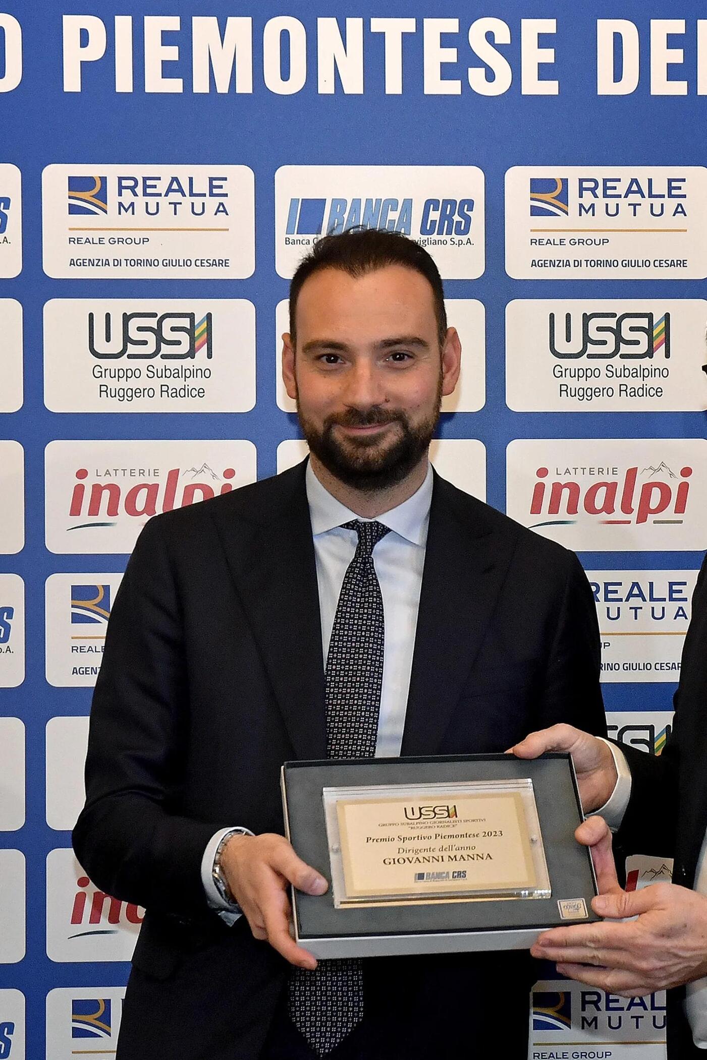 GIOVANNI MANNA RECEIVES MANAGER OF THE YEAR AWARD.jpg